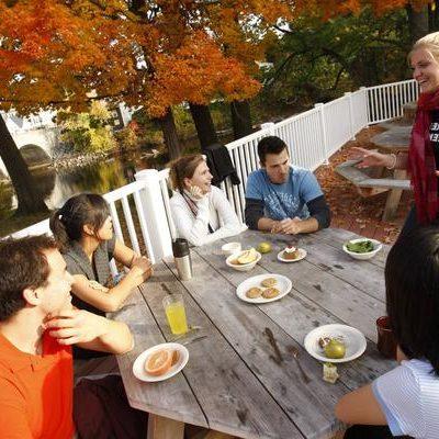Students on the patios of Gilmore 餐厅 Hall in Henniker